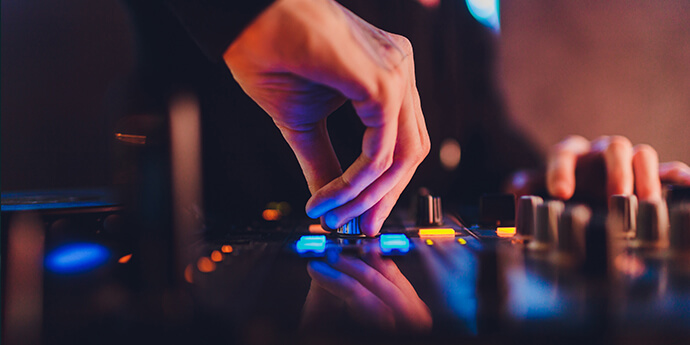 A BEGINNERS GUIDE TO USE A VIRTUAL DJ