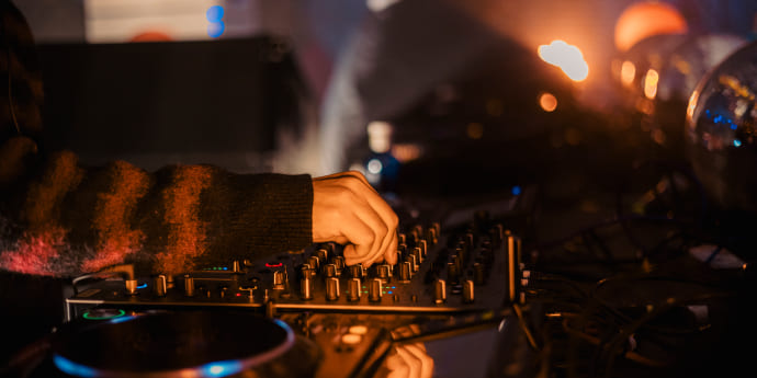 WHAT ARE THE COMMON QUALITIES OF DJS