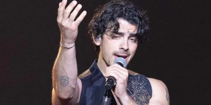 Joe Jonas’ Tearful Performance of ‘Little Bird’ Marks a Heartfelt Family Moment